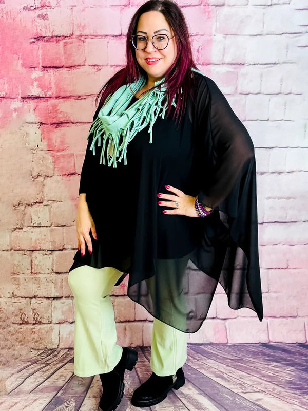 Bluse im Poncho - Style – inklusive Kette & Top – in großen Größen von CurvyRausch. Stylische Plus Size Fashion für kurvige Frauen.