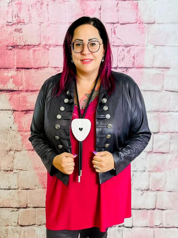 Edgy & Elegant – Military - Jäckchen von Magna – in großen Größen von CurvyRausch. Stylische Plus Size Fashion für kurvige Frauen.