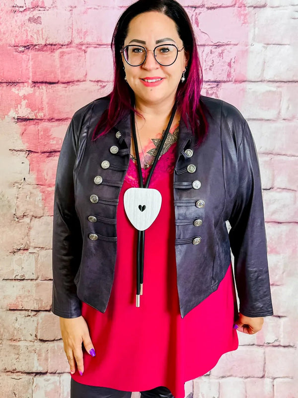 Edgy & Elegant – Military - Jäckchen von Magna – in großen Größen von CurvyRausch. Stylische Plus Size Fashion für kurvige Frauen.