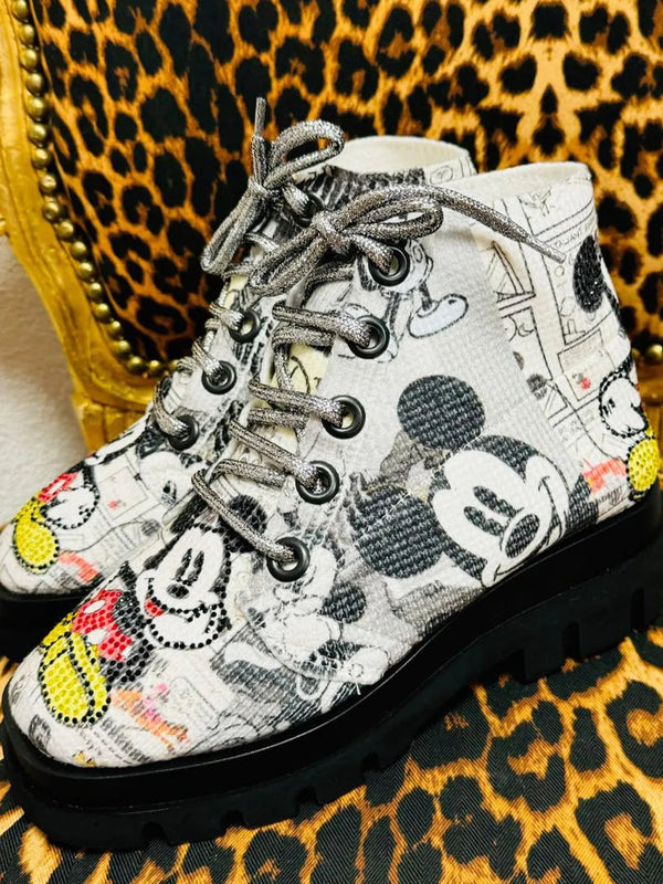 Einzigartige Schnürboots mit funkelndem Mausmotiv – in großen Größen von CurvyRausch. Stylische Plus Size Fashion für kurvige Frauen.