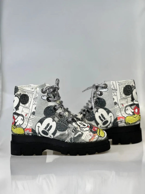 Einzigartige Schnürboots mit funkelndem Mausmotiv – in großen Größen von CurvyRausch. Stylische Plus Size Fashion für kurvige Frauen.