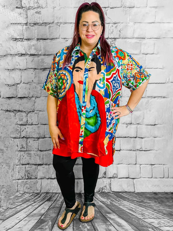 Farbenfrohe Frida Kahlo Bluse – Boutique Ware – in großen Größen von CurvyRausch. Stylische Plus Size Fashion für kurvige Frauen.