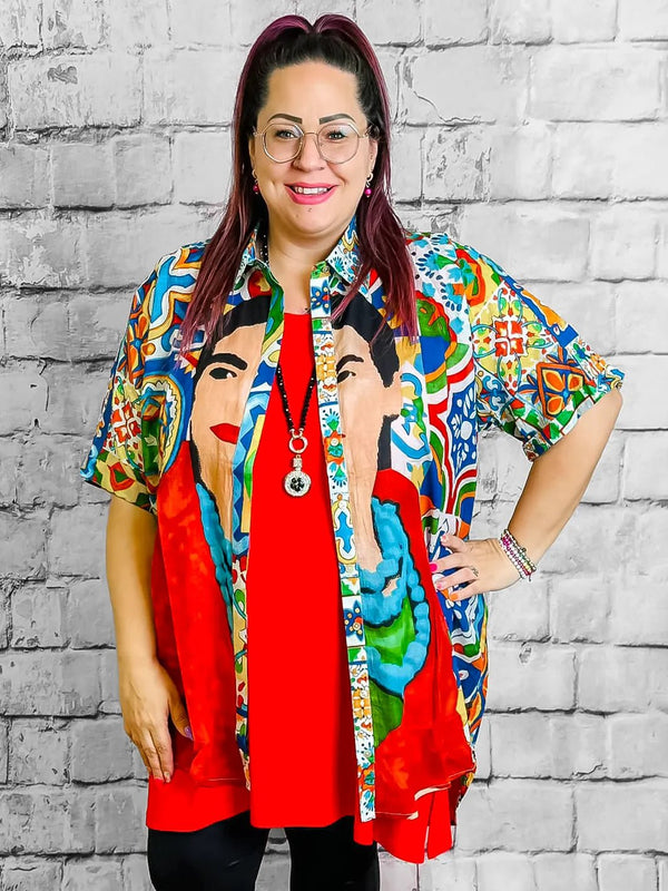 Farbenfrohe Frida Kahlo Bluse – Boutique Ware – in großen Größen von CurvyRausch. Stylische Plus Size Fashion für kurvige Frauen.