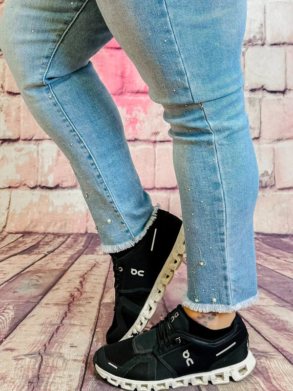 Glamouröse Jeans mit Strass & Fransensaum – in großen Größen von CurvyRausch. Stylische Plus Size Fashion für kurvige Frauen.