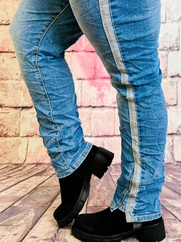 Karostar Jeans mit seitlichem Dekor – in großen Größen von CurvyRausch. Stylische Plus Size Fashion für kurvige Frauen.