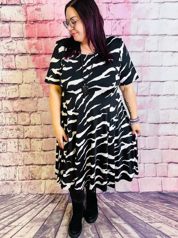 Kleid mit Zebramuster von Magna – in großen Größen von CurvyRausch. Stylische Plus Size Fashion für kurvige Frauen.