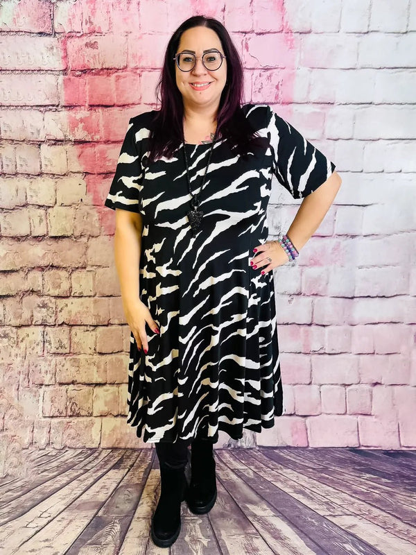 Kleid mit Zebramuster von Magna – in großen Größen von CurvyRausch. Stylische Plus Size Fashion für kurvige Frauen.