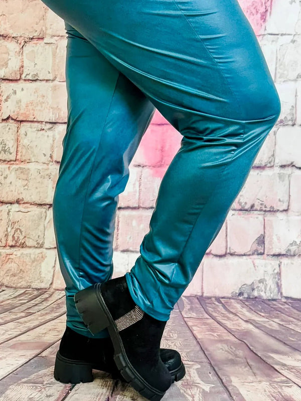 Lederimitat - Leggings von Magna – in großen Größen von CurvyRausch. Stylische Plus Size Fashion für kurvige Frauen.