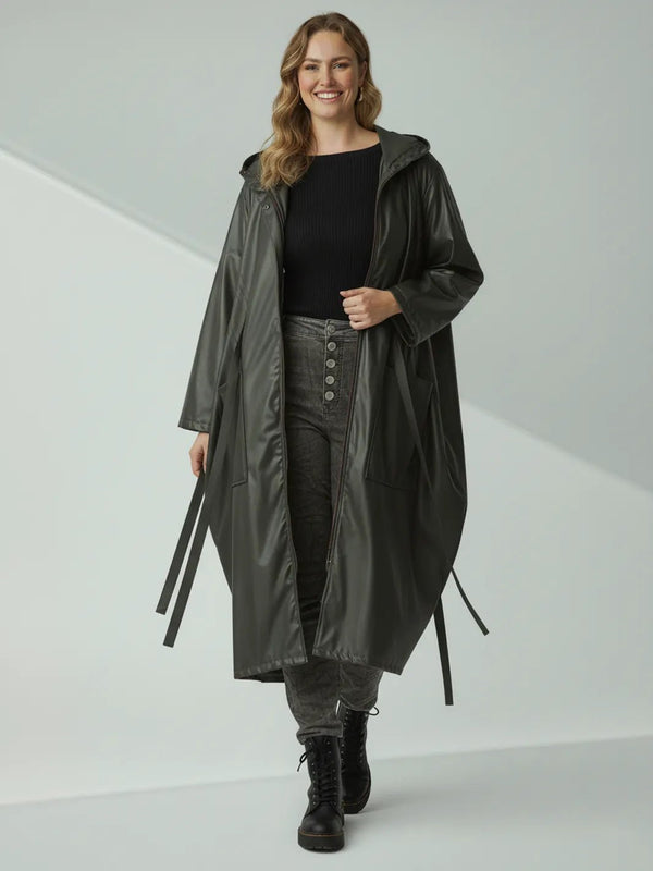 Moonshine Jacke Khaki – Lederimitat mit Hoodie – in großen Größen von CurvyRausch. Stylische Plus Size Fashion für kurvige Frauen.