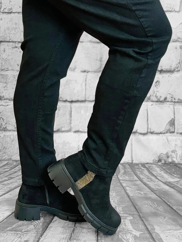 Moonshine Jeans – Deine neue Lieblingsjeans - Motiv 1 – in großen Größen von CurvyRausch. Stylische Plus Size Fashion für kurvige Frauen.
