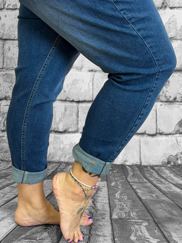 Moonshine Jeans – Deine neue Lieblingsjeans - Motiv 2 – in großen Größen von CurvyRausch. Stylische Plus Size Fashion für kurvige Frauen.