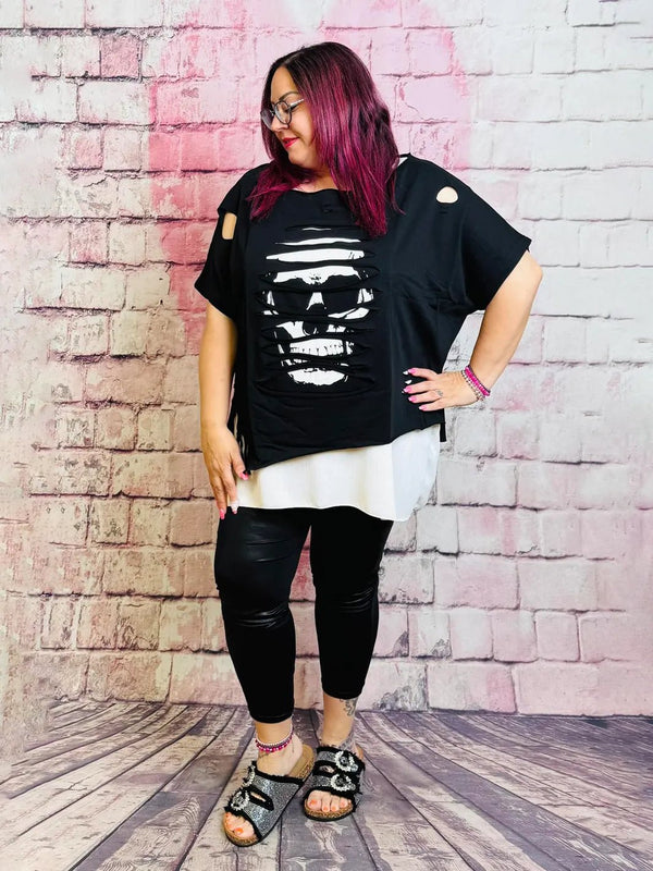 Rockiges Skull Oberteil mit Cutouts – in großen Größen von CurvyRausch. Stylische Plus Size Fashion für kurvige Frauen.