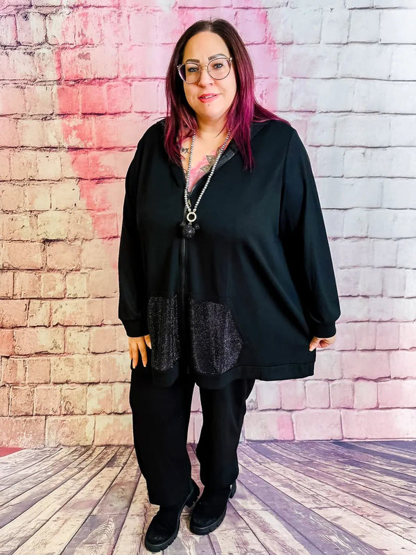 Schicker Jogginganzug mit Strass – in großen Größen von CurvyRausch. Stylische Plus Size Fashion für kurvige Frauen.