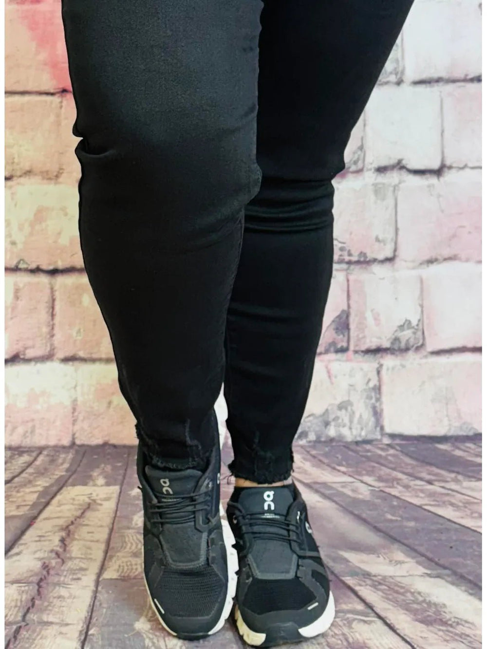 Schwarze Jeans mit Cutout - Saum – in großen Größen von CurvyRausch. Stylische Plus Size Fashion für kurvige Frauen.