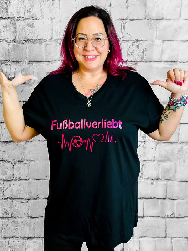 Shirt Fußballverliebt by CurvyRausch – in großen Größen von CurvyRausch. Stylische Plus Size Fashion für kurvige Frauen.