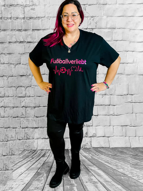 Shirt Fußballverliebt by CurvyRausch – in großen Größen von CurvyRausch. Stylische Plus Size Fashion für kurvige Frauen.