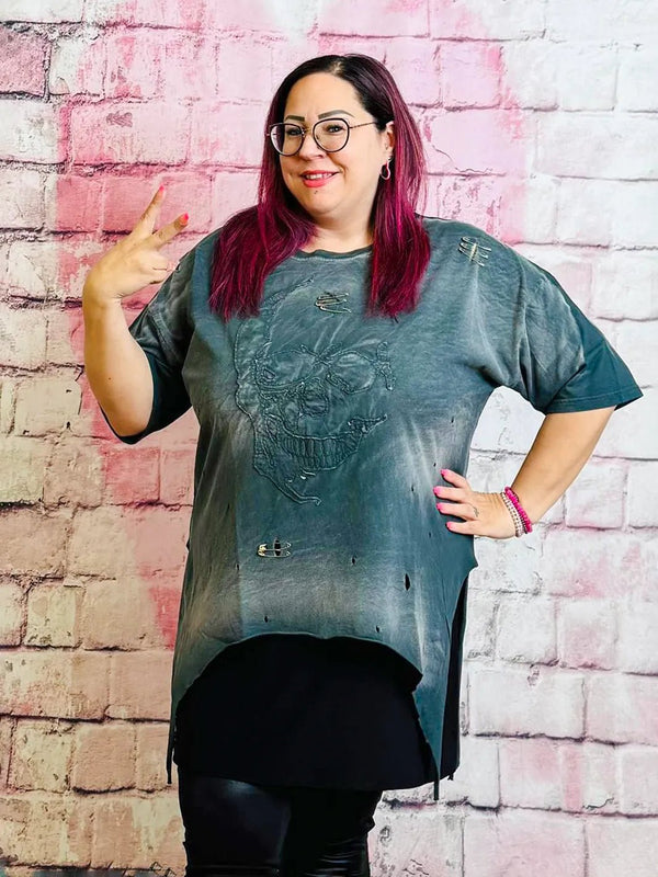 Skull Shirt Smoke – rockiges Shirt mit Cutouts – in großen Größen von CurvyRausch. Stylische Plus Size Fashion für kurvige Frauen.