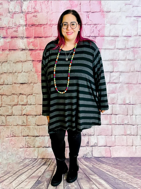 Streifen - Oberteil von AKH – in großen Größen von CurvyRausch. Stylische Plus Size Fashion für kurvige Frauen.