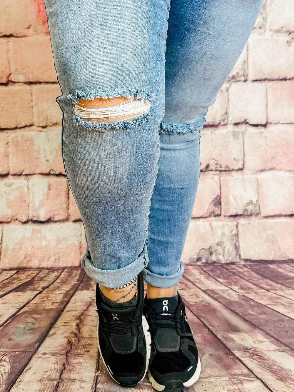 Trendige Skinny Jeans mit Cuts – in großen Größen von CurvyRausch. Stylische Plus Size Fashion für kurvige Frauen.