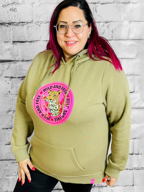 Wild and Free Hoodie von Zwillingsherz | Boutique Ware – in großen Größen von CurvyRausch. Stylische Plus Size Fashion für kurvige Frauen.