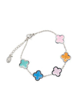 Armband mit 5 bunten Kleeblätter – in großen Größen von CurvyRausch. Stylische Plus Size Fashion für kurvige Frauen.