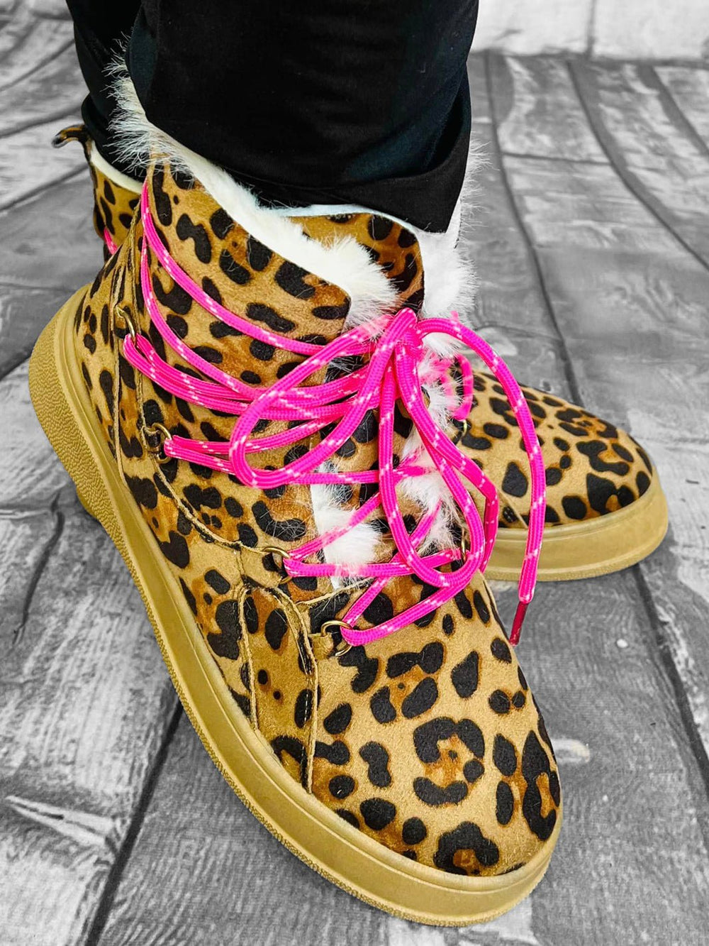 Leo Boots mit pinken Schnürsenkeln – Kuschlig & Cool | 36 - 41 – in großen Größen von CurvyRausch. Stylische Plus Size Fashion für kurvige Frauen.