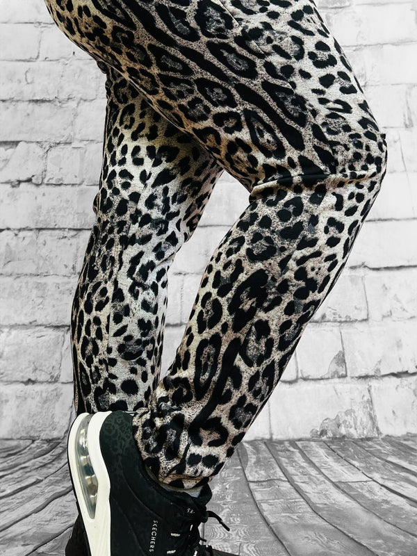Magna Leo Leggings – Wilder Look, Top Komfort – in großen Größen von CurvyRausch. Stylische Plus Size Fashion für kurvige Frauen.