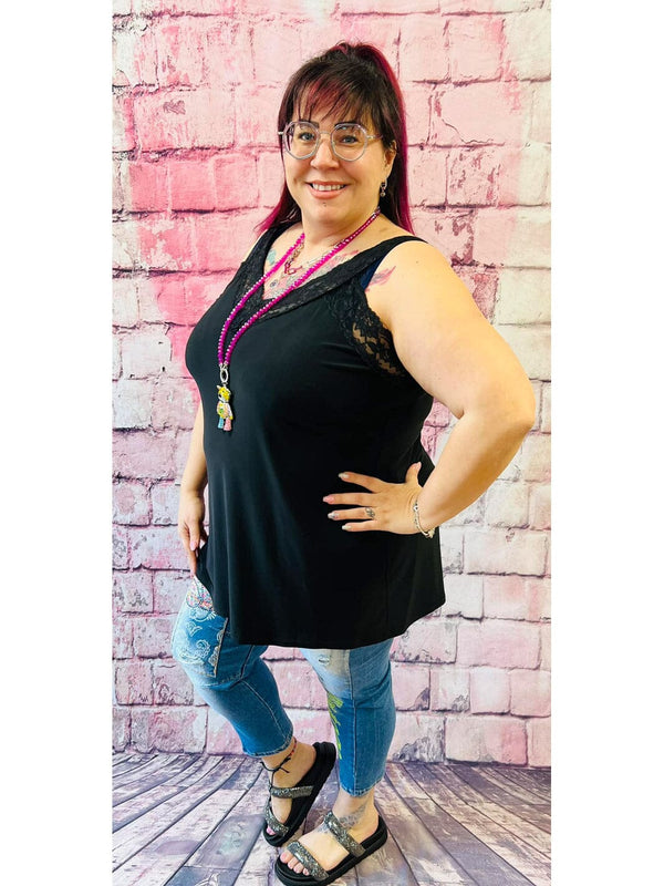 Spitzen Tops von Magna | 2 Farben | 4 Größen – in großen Größen von CurvyRausch. Stylische Plus Size Fashion für kurvige Frauen.