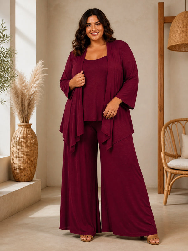 Curvy Model trägt das 3-teilige Set in Bordeaux – offener Cardigan mit Zipfelsaum über Trägertop und weiter Hose, in großen Größen von CurvyRausch