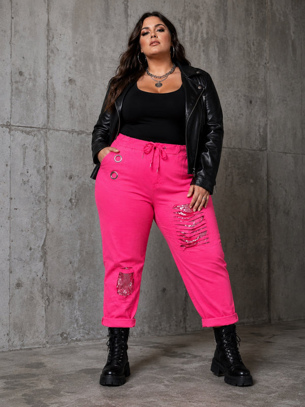 7/8-Hose Glam Rock in Neonpink – Curvy Model in Lederjacke, Gummizugbund mit Bindeband und zwei großen Metallösen, in großen Größen von CurvyRausch