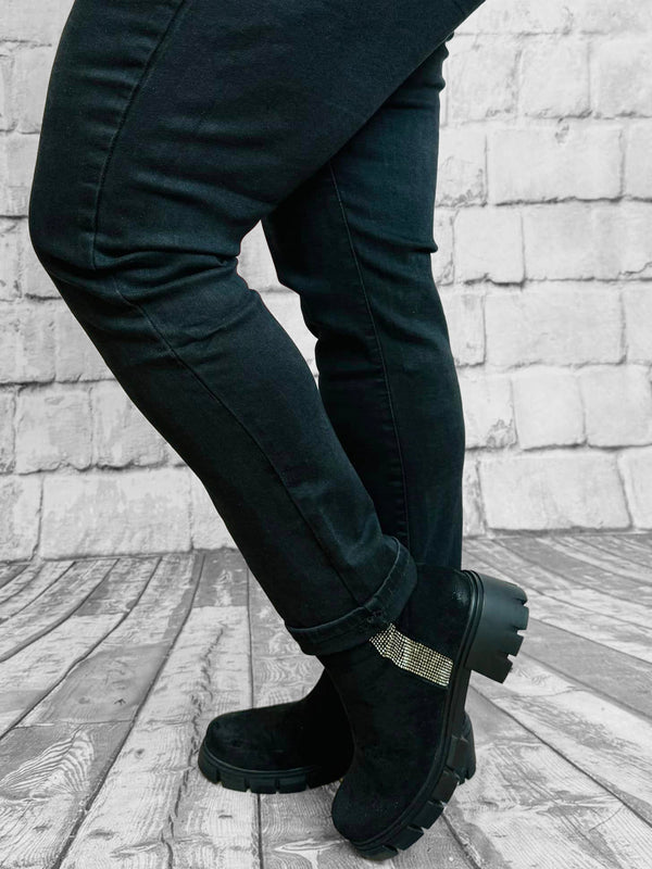 Bequeme schwarze Jeans mit Ankerknöpfen - CurvyRausch - Plus Size Damenmode