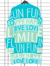 Cardigan Words von Zwillingsherz – in großen Größen von CurvyRausch. Stylische Plus Size Fashion für kurvige Frauen.