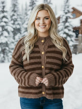 Cozy Kuschelcardigan gestreift – in großen Größen von CurvyRausch. Stylische Plus Size Fashion für kurvige Frauen.