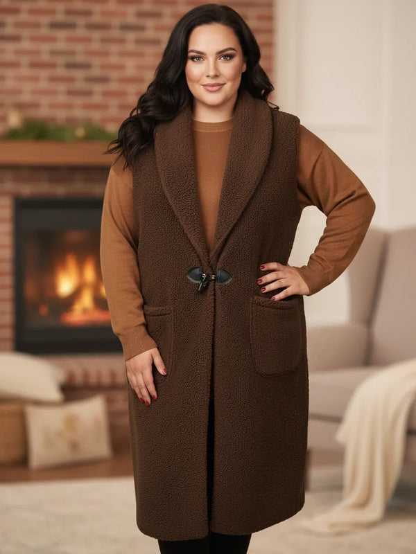 Cozy Longweste Trixi – Trendige Teddy - Weste – in großen Größen von CurvyRausch. Stylische Plus Size Fashion für kurvige Frauen.