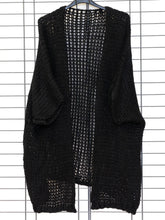 Cozy Strickjacke mit Lochmuster – in großen Größen von CurvyRausch. Stylische Plus Size Fashion für kurvige Frauen.