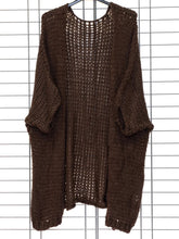 Cozy Strickjacke mit Lochmuster – in großen Größen von CurvyRausch. Stylische Plus Size Fashion für kurvige Frauen.