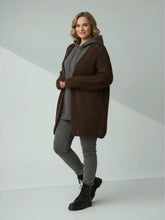 Cozy Strickjacke mit Lochmuster – in großen Größen von CurvyRausch. Stylische Plus Size Fashion für kurvige Frauen.