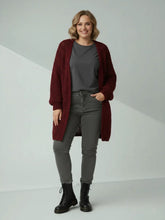 Cozy Strickjacke mit Lochmuster – in großen Größen von CurvyRausch. Stylische Plus Size Fashion für kurvige Frauen.
