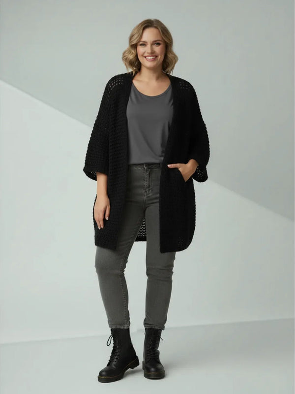 Cozy Strickjacke mit Lochmuster – in großen Größen von CurvyRausch. Stylische Plus Size Fashion für kurvige Frauen.