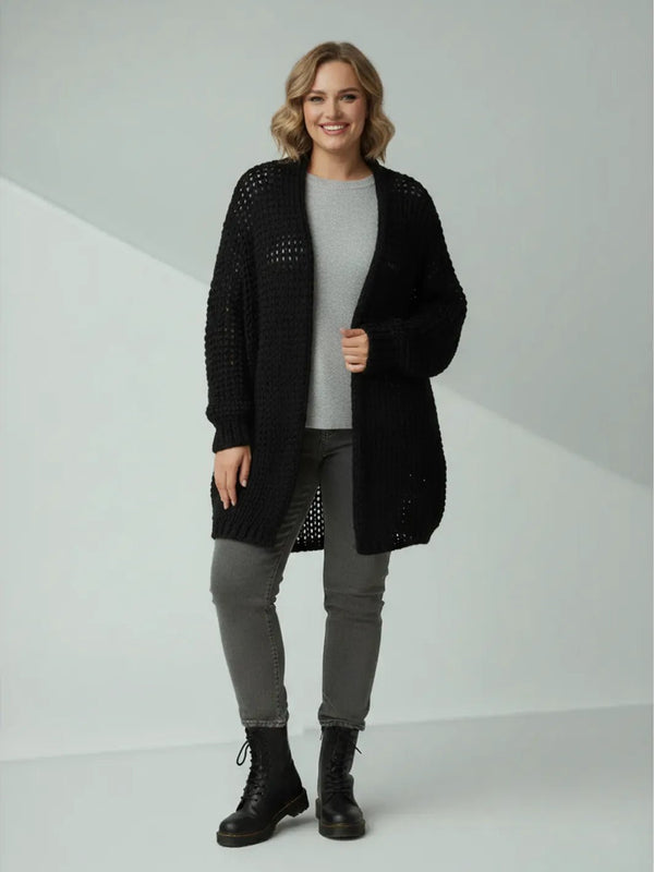 Cozy Strickjacke mit Lochmuster – in großen Größen von CurvyRausch. Stylische Plus Size Fashion für kurvige Frauen.