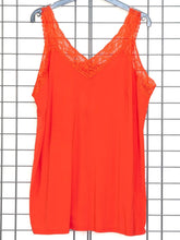 Elegantes Top mit Spitze von Magna – in großen Größen von CurvyRausch. Stylische Plus Size Fashion für kurvige Frauen.