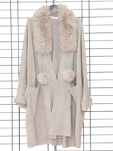 Feinstrickjacke – Eleganter Cardigan Cozy Glam mit Kunstfell – in großen Größen von CurvyRausch. Stylische Plus Size Fashion für kurvige Frauen.