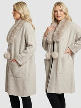 Feinstrickjacke – Eleganter Cardigan Cozy Glam mit Kunstfell – in großen Größen von CurvyRausch. Stylische Plus Size Fashion für kurvige Frauen.