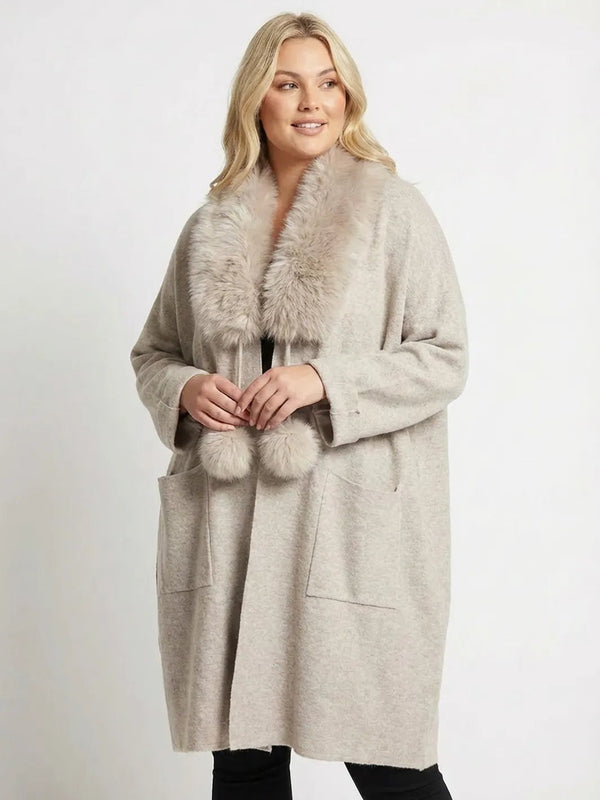 Feinstrickjacke – Eleganter Cardigan Cozy Glam mit Kunstfell – in großen Größen von CurvyRausch. Stylische Plus Size Fashion für kurvige Frauen.