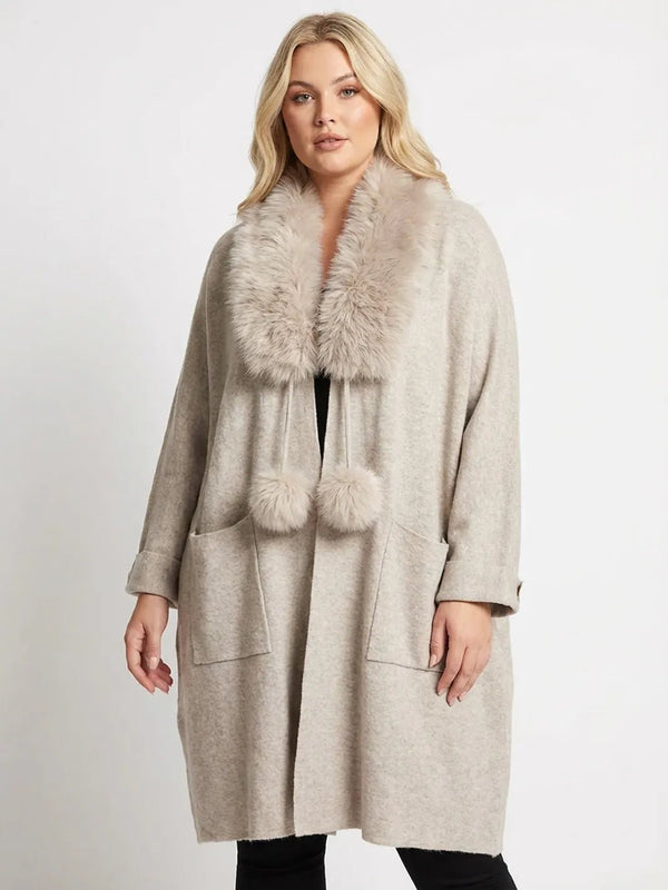 Feinstrickjacke – Eleganter Cardigan Cozy Glam mit Kunstfell – in großen Größen von CurvyRausch. Stylische Plus Size Fashion für kurvige Frauen.