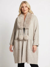 Feinstrickjacke – Eleganter Cardigan Cozy Glam mit Kunstfell – in großen Größen von CurvyRausch. Stylische Plus Size Fashion für kurvige Frauen.