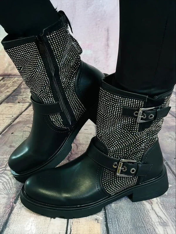 Glitzernde Bikerboots mit Strass – Stilvolle Winterstiefel – in großen Größen von CurvyRausch. Stylische Plus Size Fashion für kurvige Frauen.