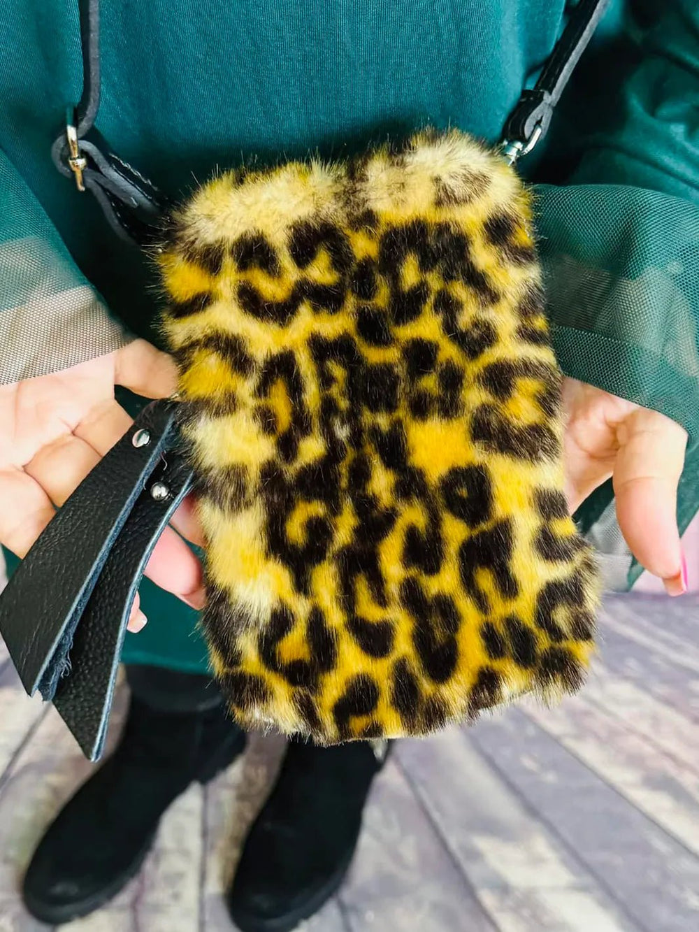 Handytasche Leo aus Echtleder XL - Quasten – in großen Größen von CurvyRausch. Stylische Plus Size Fashion für kurvige Frauen.