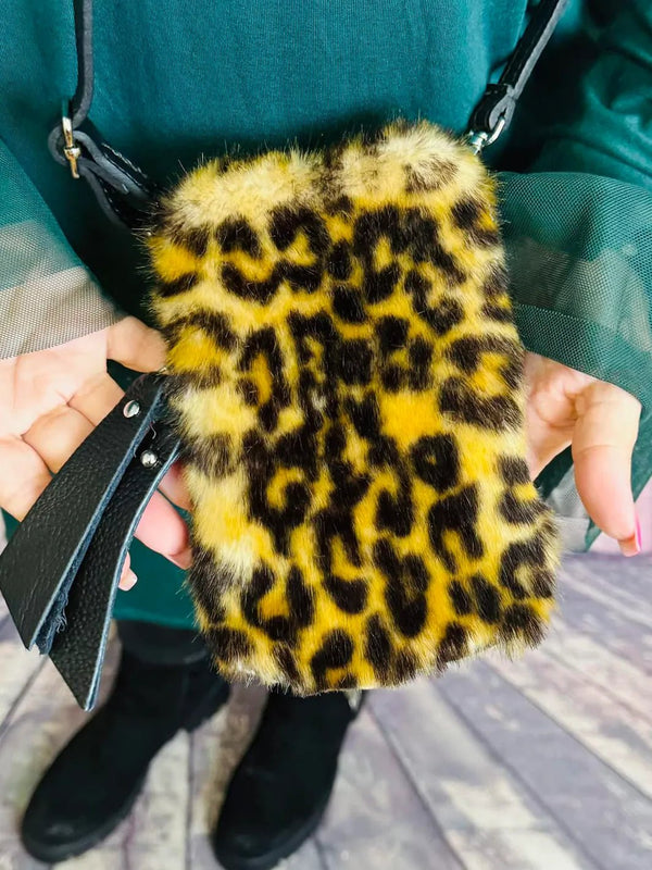 Handytasche Leo aus Echtleder XL - Quasten – in großen Größen von CurvyRausch. Stylische Plus Size Fashion für kurvige Frauen.