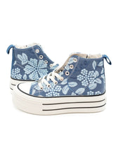 High - Top Plateau Sneaker mit Blumenstickerei – in großen Größen von CurvyRausch. Stylische Plus Size Fashion für kurvige Frauen.